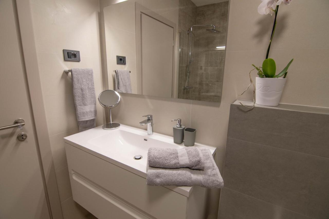 Luxury Apartment Faro With Sea View And Swimming Pool Premantura Kültér fotó