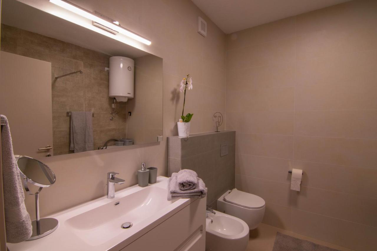 Luxury Apartment Faro With Sea View And Swimming Pool Premantura Kültér fotó